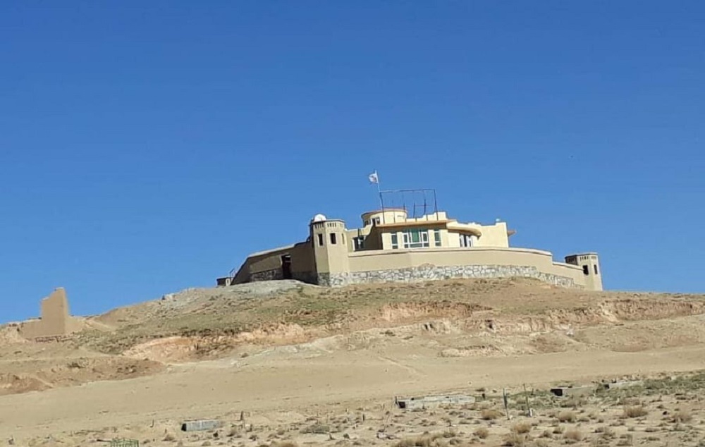 این خانه ملک شخصی است که توسط مقام محلی طالبان تبدیل به پایگاه نظامی شده است.