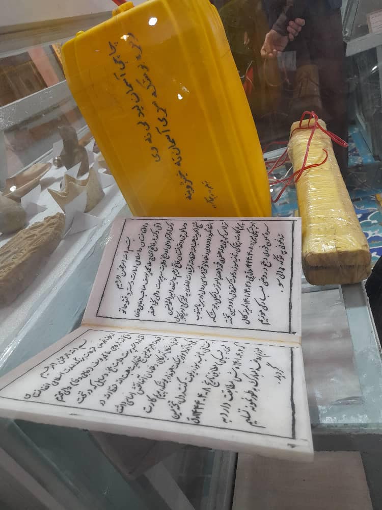 بمب‌های دستی که از سوی امارت اسلامی در موزیم شهر مزارشریف به نمایش گذاشته شده است.